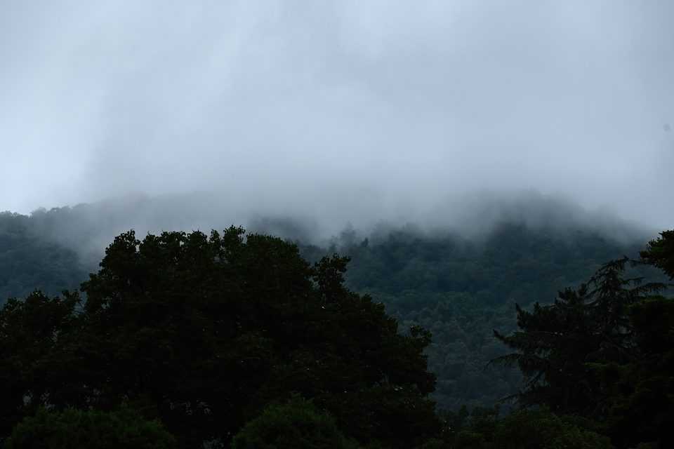 远山云雾